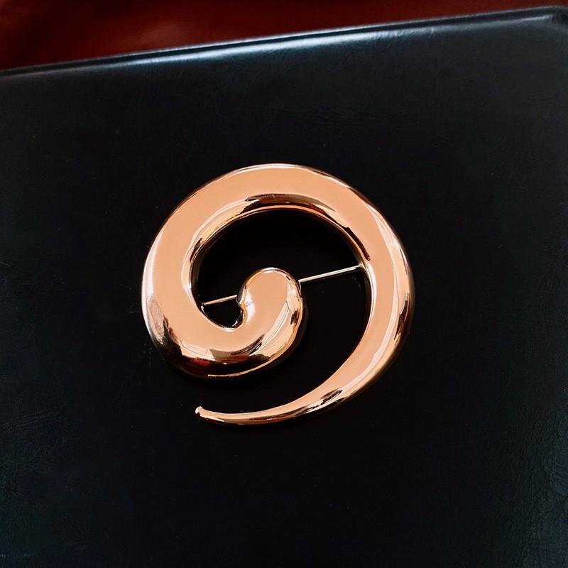 Średniowieczna Vintage Broszka z Kontrastującą Pszczołą Inkrustowana Diamentami Retro Lekki Luksus High-endowa Korsaż Wykwintne Wszechstronne Dodatki Kobiety