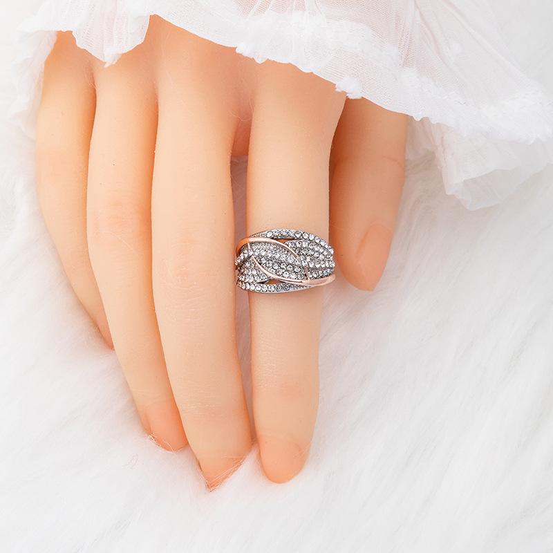 

Роскошное двухцветное гальванизированное кольцо с бриллиантами: Уникальный и модный дизайн Size 7