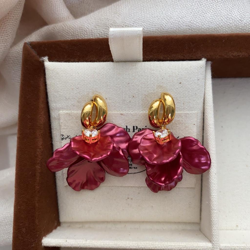Multi-layer three-dimensional petal flower stud earrings, simple temperament, retro elegance, natural softness, daily high-end earrings