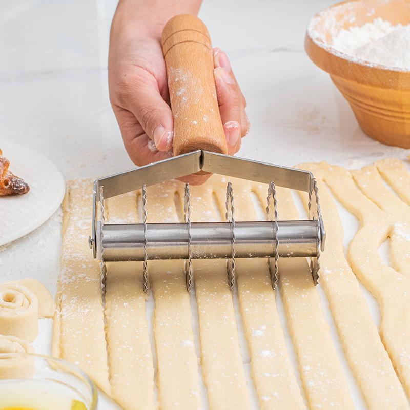 Ahşap Saplı Altı Tekerlekli Paslanmaz Çelik Pizza Kesici Ev Yemekleri ve Hediye Kullanımı İçin
