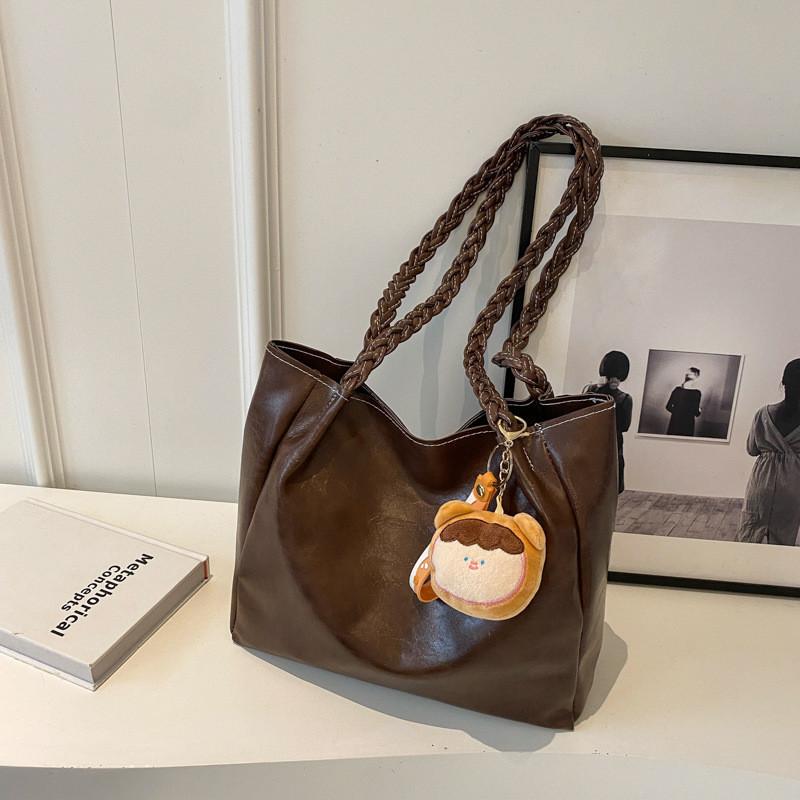 Trendy Fashionable Shoulder Bag For Women In Chic Colors Ideal For Commute And Casual Outings