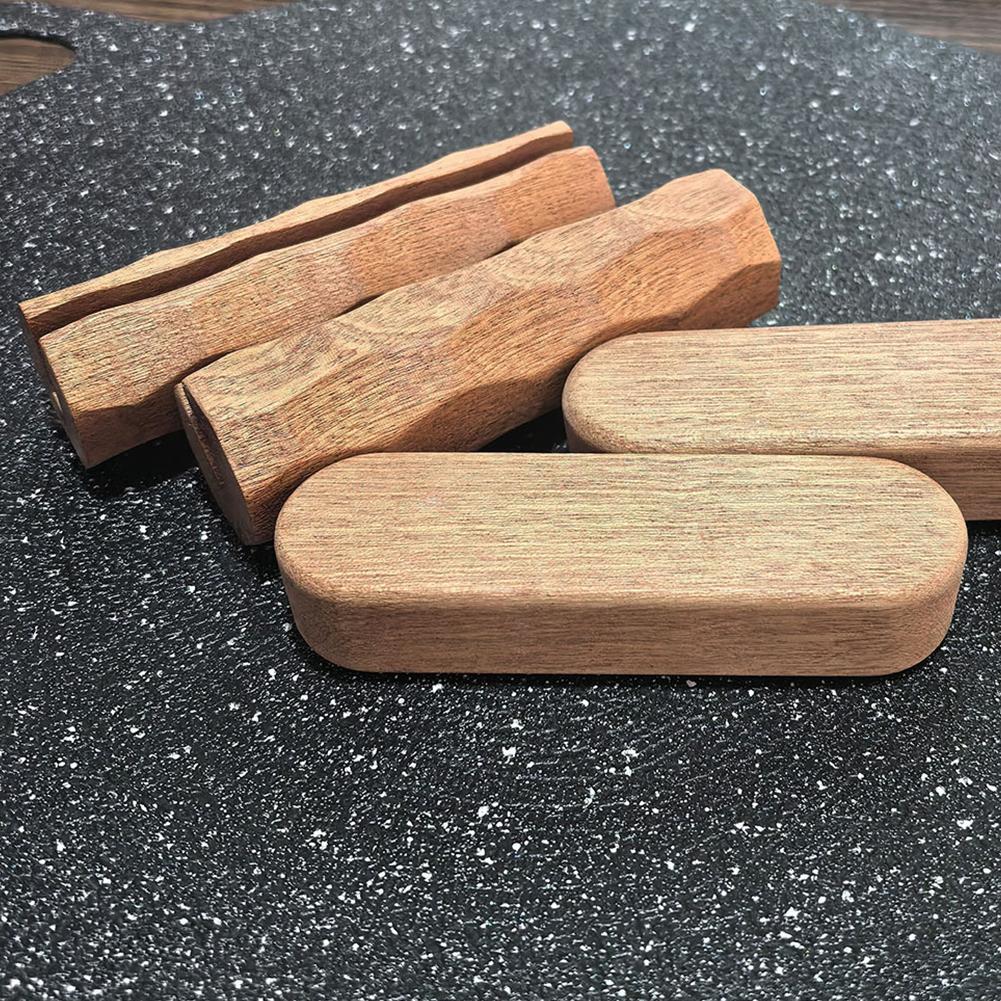 2 Pièces Sapele Poêle Poignée Isolée Anti-Brûlure Extérieur Poêle à Grill Poignée Résistante à la Chaleur Portable Plaque BBQ Poignée pour Ustensiles de Cuisine de Camping