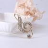 Broche creativo con forma de nota Musical para mujer, diamantes de imitación brillantes con incrustaciones, Pin, traje, solapa, chal, insignia, accesorios de abrigo