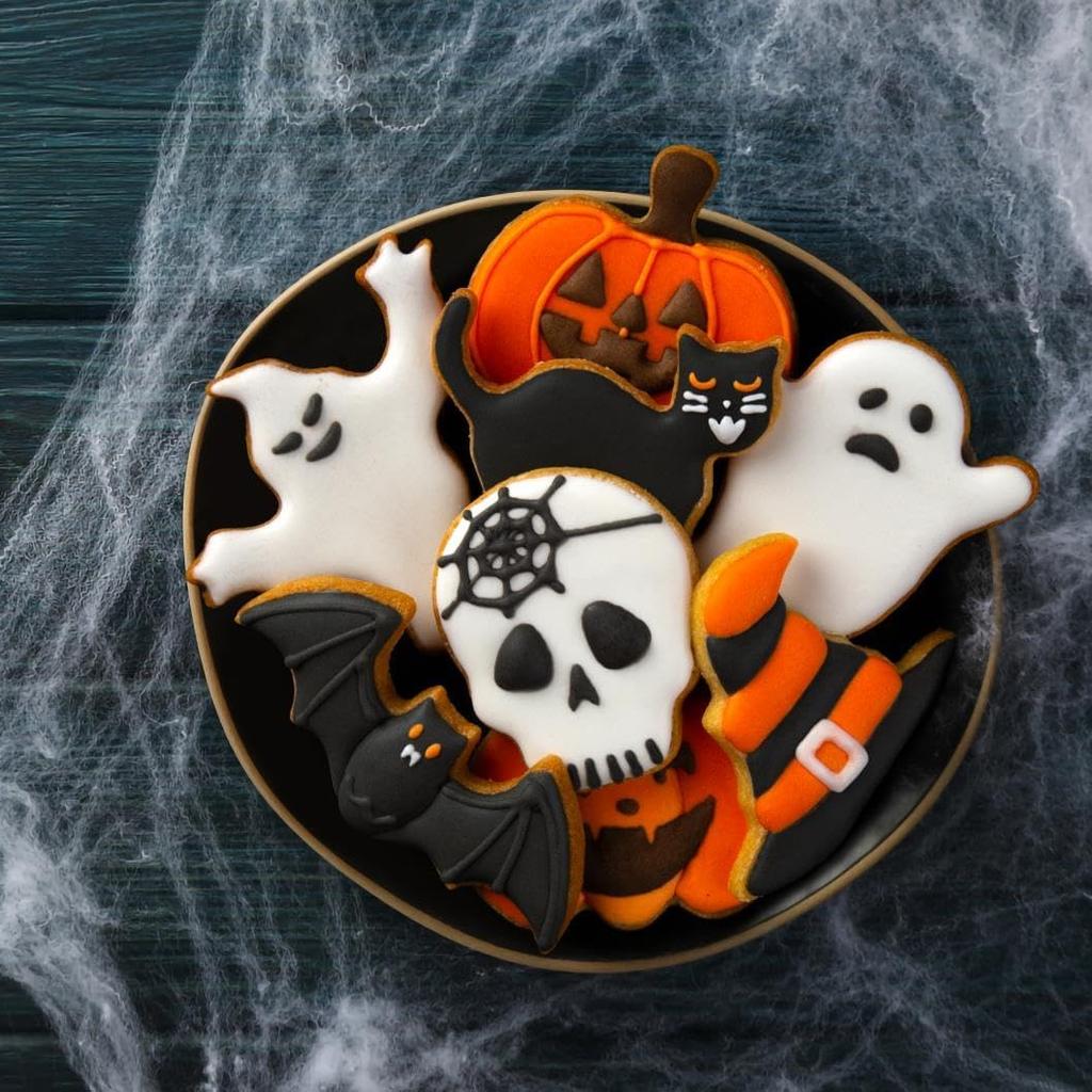 Halloween Cookie Cutters Set,9 Piece Stainless Steel Metal Halloween Cookie Cutters Shapes - Pumpkin, Ghosts, Bat, Black Cat, Witch's Hat, Skull,