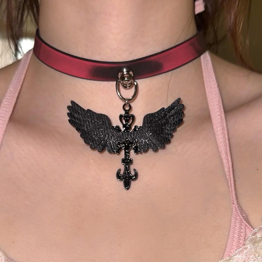 Chique Pittige Meisje Leren Bel Choker Ketting – Uniek Minderheidsontwerp