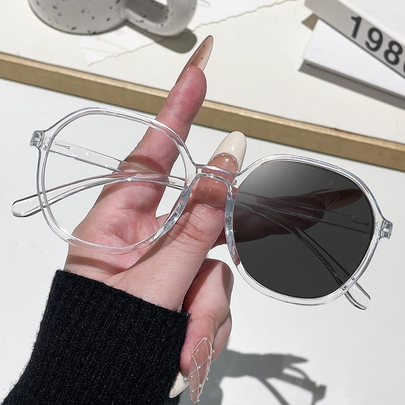Trendy Large Frame Photochromic Glasses with Color-Changing Clear Lenses for Men & Women – Stylish for Photo Shoots