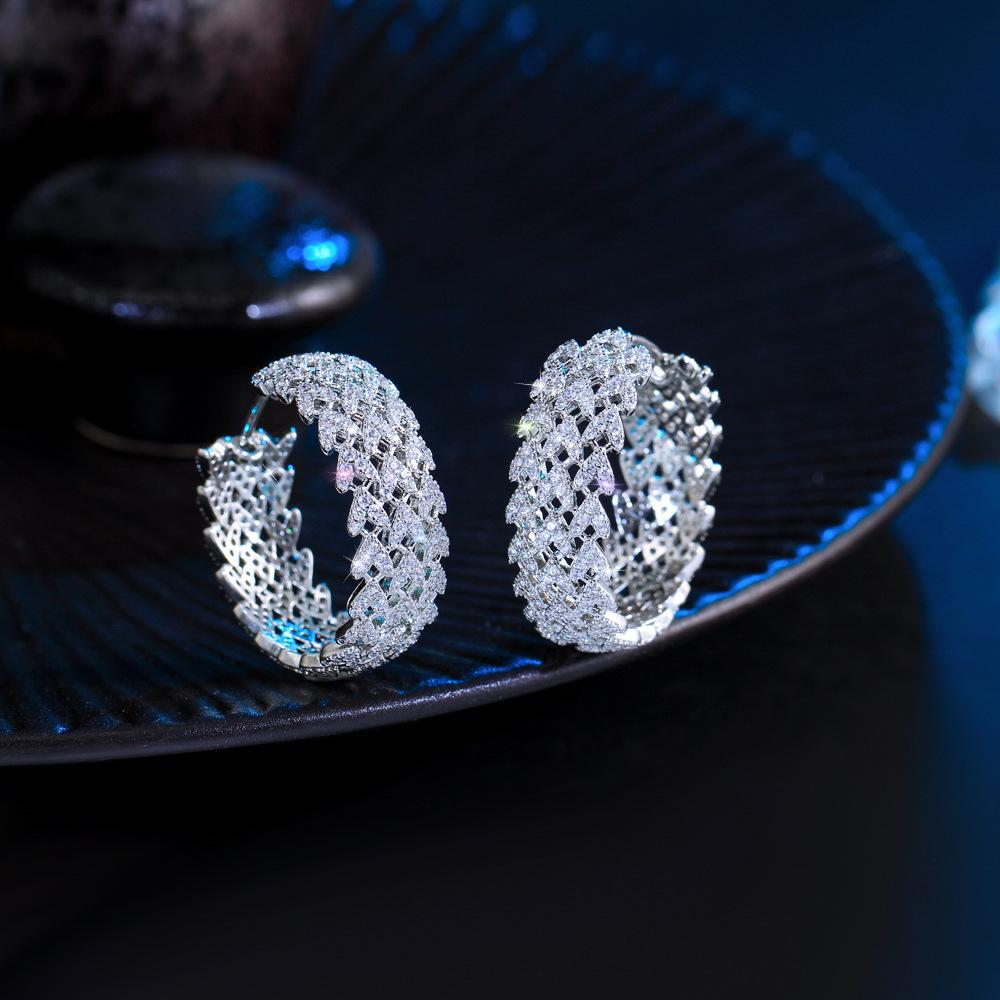 

French Lace Light Luxury Super Flash Zircon Hollow Earrings Slightly Inlaid With Diamonds Design Earrings біле золото кольору
