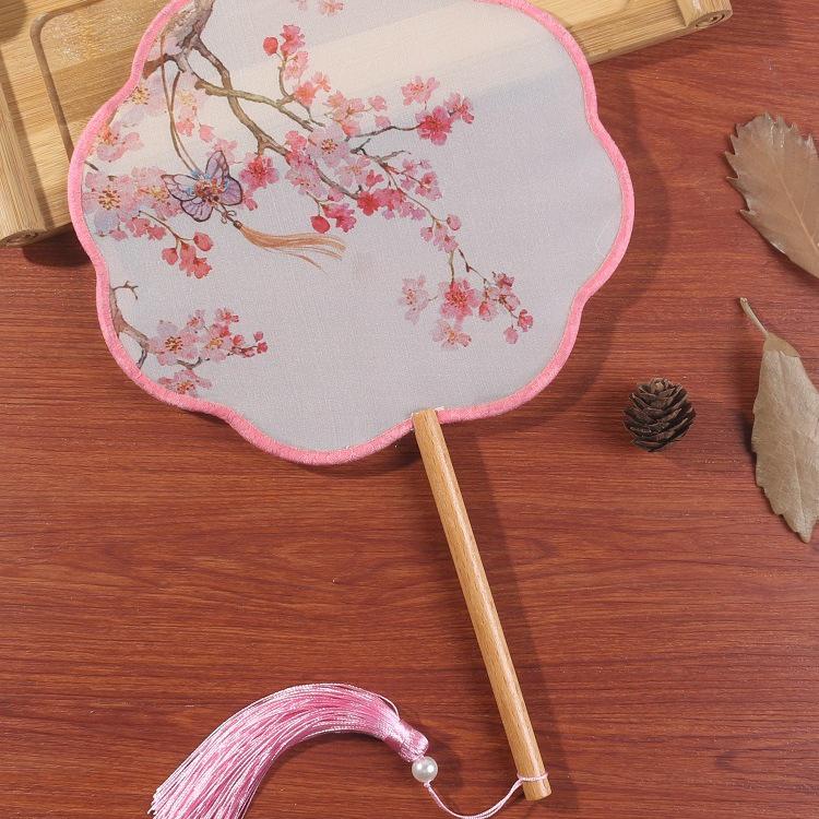 Vějíř s osmi lístky ve starobylém stylu: Poloprůhledný taneční vějíř s dlouhou rukojetí a střapci pro kostýmy Hanfu Cheongsam