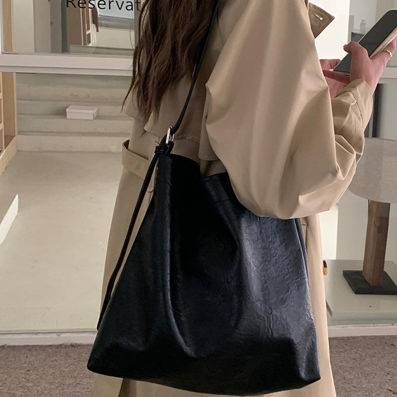 Lazy large-capacity tote bag women's new fashion commuter soft leather bucket bag college student messenger shoulder bag