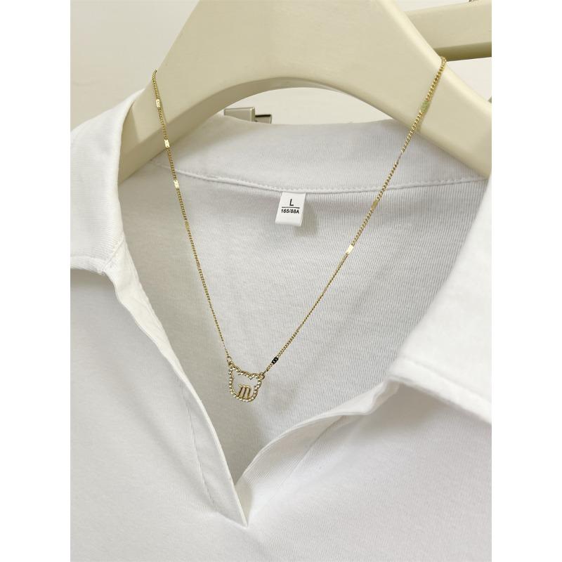 Ein kurzärmeliges Sommer-Plissee-Top mit geraffter Taille und eng anliegendem Schnitt, mit einem T-Shirt mit Vorderachsel als Basisschicht