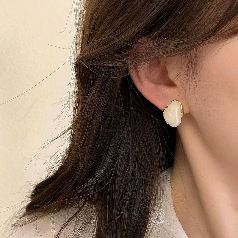 Autumn and winter amber new popular stud earrings, premium Maillard retro temperament earrings, niche design earrings