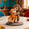 3D-gedruckte Affenfigur Niedlicher kleiner Affe hält Plüschtier Statue Sammlerstück Ornament für Zuhause Büro Wohnzimmer Tischdekoration