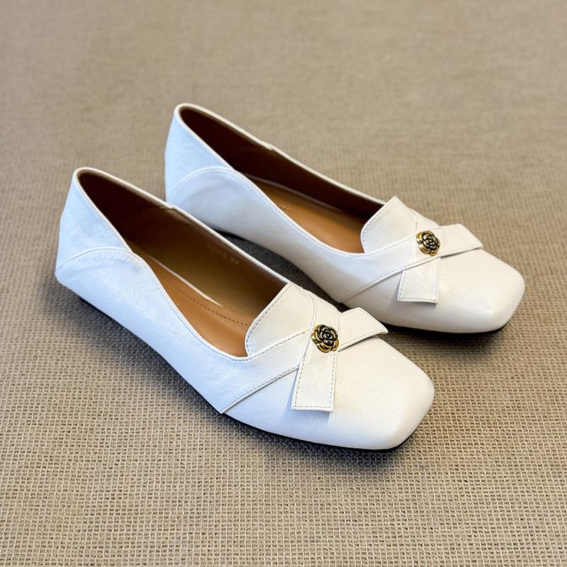 

Faux leather retro bow one pedal shallow mouth single shoes women s British style camellia commuter small leather shoes 40 бежевый