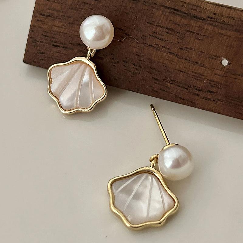 Fashion and romantic White Fritillaria Earring Light Luxury Elegant earrings for women Party Wedding High Quality