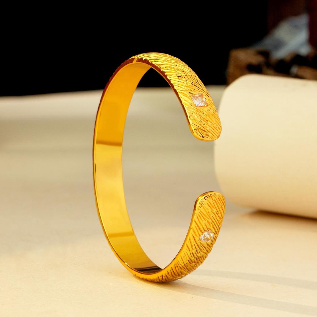 Women's Diamond-Studded Gold Bangle with Tree Pattern - Elegant and Unique Open Circle Bracelet