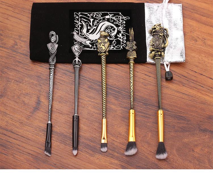 Harry Potter School Crest Eyeshadow Brush Set: 5 Midi Fox Metal-Handled Beauty Tools