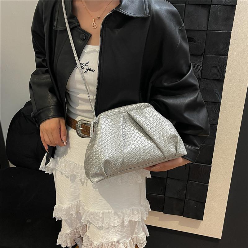 Stylish and simple cloud woven bag, women's high-end sense versatile solid color woven bag chain single shoulder underarm oblique span bag