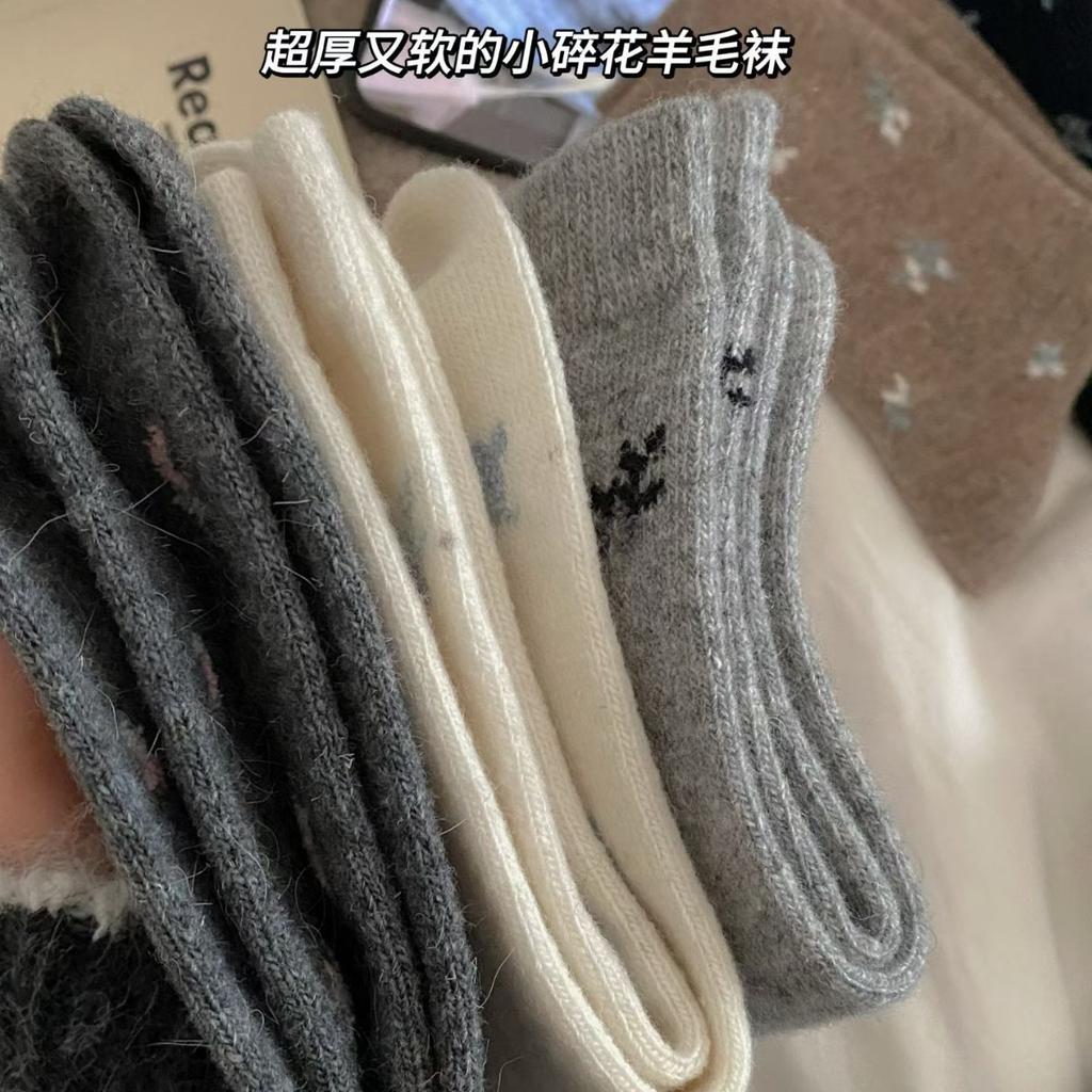 Retro Small Floral Wool Socks Heat Storage And Warmth Boneless Wool Stacking Socks Medium Tube Korean College Style