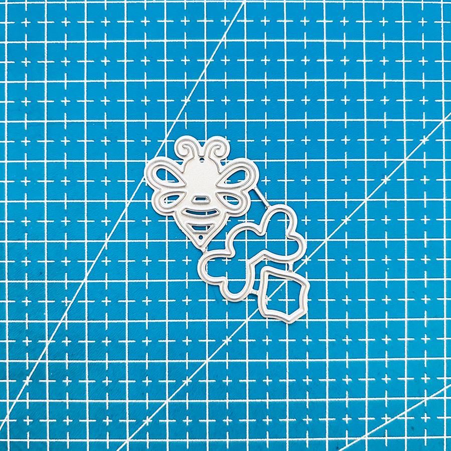2pcs Bees Metal Cutting Dies Stencil for DIY Scrapbooking Photo Album Embossing Paper Cards Crafts Diecuts