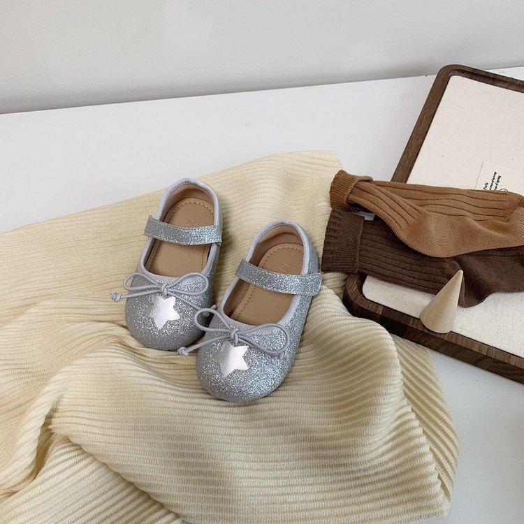 

Детская обувь для малышей 2025 весна и осень новая милая с бантом детская обувь для младенцев с мягкой подошвой удобная для детского сада маленькие кожаные туфли 25 yards inner length 15.5cm серебряный