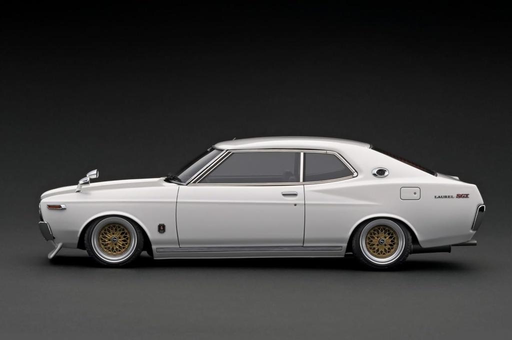 ignition model Nissan Laurel 2000SGX White finished product 1/18 (C130)