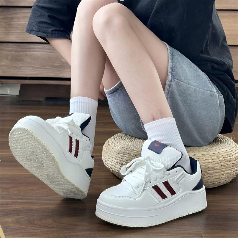 Burgunderfarbene Plateau-Brot-Schuhe kleine weiße Schuhe Damen leichtgewichtige runde Zehenpartie Student vielseitig Rock höhenverstärkende Paar-Board-Schuhe