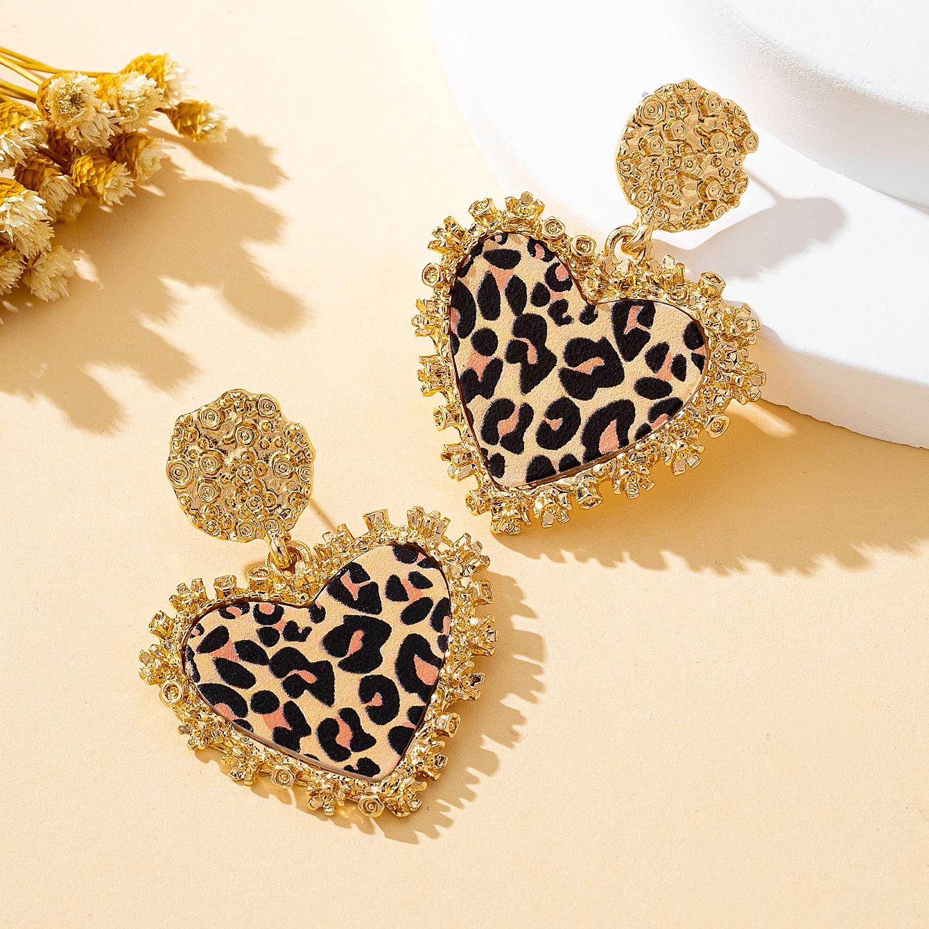 

A Pair of Stylish and Fashionable Leopard-Print Heart-Shaped Pendant Earrings, Suitable for Autumn and Winter Wear леопардовый