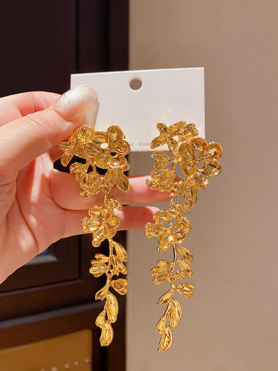 

Silver needle flower leaf fringed earrings European and American exaggerated heavy metal wind earrings temperament advanced sense earrings women