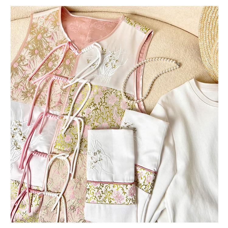 Damenweste im nationalen Stil aus Jacquard-Satin mit Froschverschluss und Freesienstickerei.