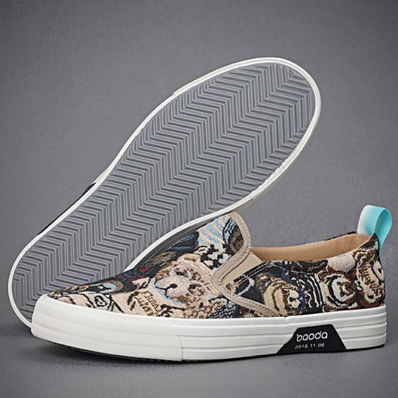 Men's Canvas Shoes Fashion Bear Printing Breathable Board Shoes Korean Version Soft Sole Lightweight Slip on Flat Casual Shoes