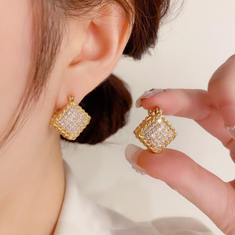 Boucles d'oreilles de luxe tendance 2024 accrocheuses pour femmes: Boucles d'oreilles à clous tendance et polyvalentes pour l'automne et l'hiver