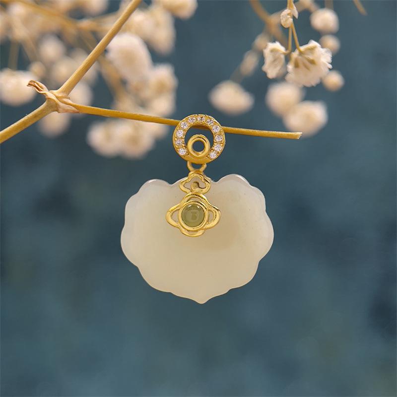 Heji Ruyi Jade Necklace: Women's White Jade Leaf Pendant Clavicle Chain in Retro Style