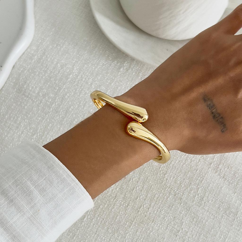 Fashion Water Drop Hug Spring Buckle Bracelet, Simple Metal Texture Glossy Open Bracelet For Women