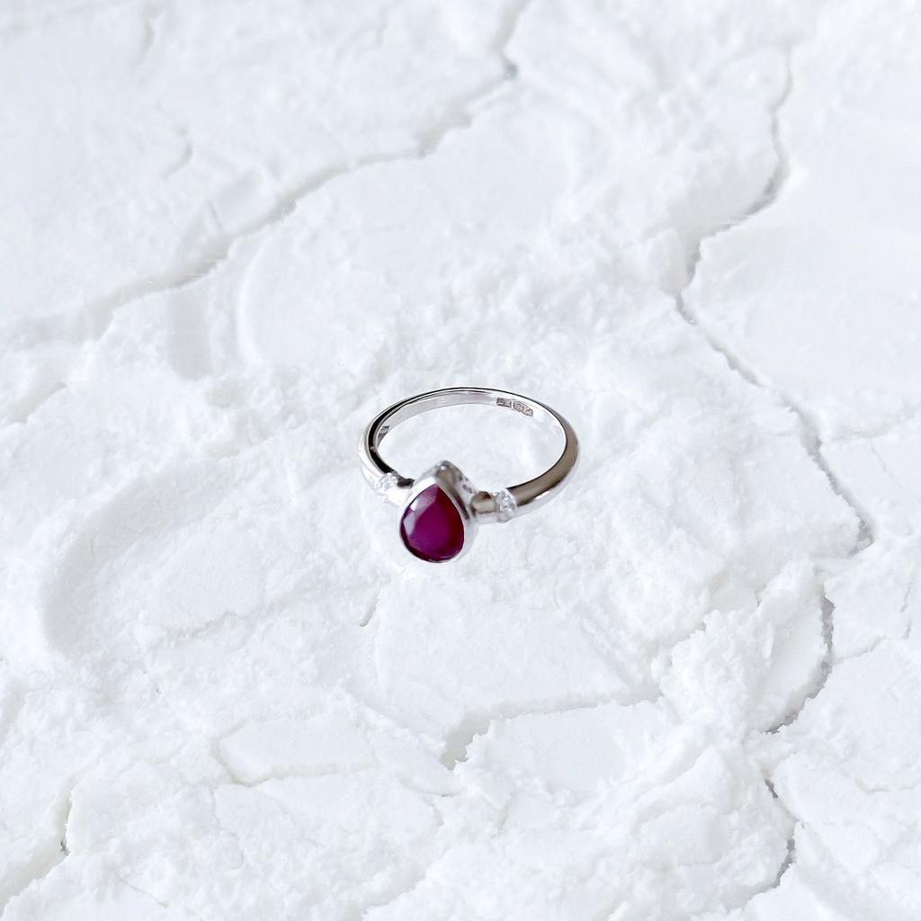 Серебряное кольцо с натуральным рубином 1.45ct, фианитами, вес изделия 2,3 гр (2165668)