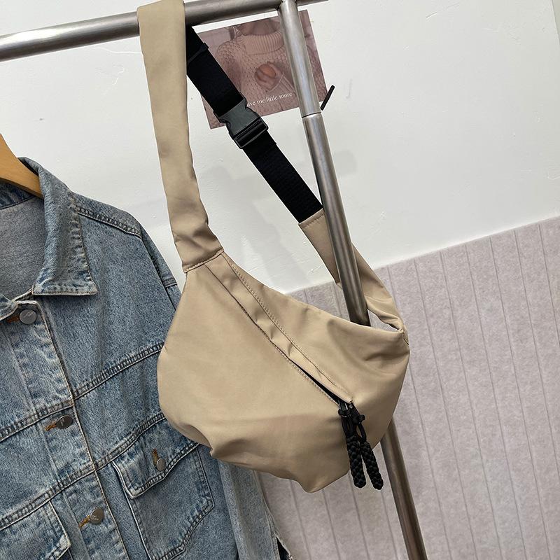 New Casual Commuter Shoulder Bag Light Personality Solid Color Large Capacity Beautiful Bag Female Simple Messenger Messenger Bag