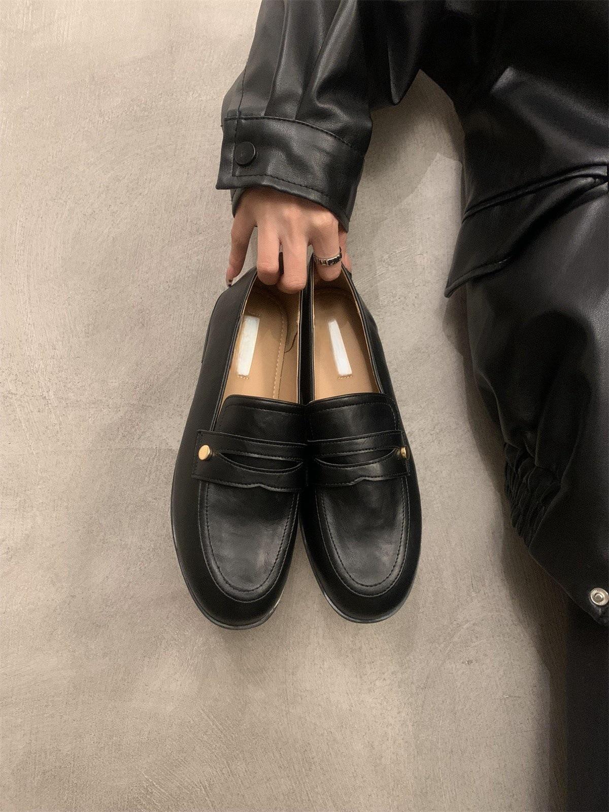 

Ретро британский стиль, маленькие золотые пряжки, низкие каблуки, туфли-лоферы, женские, осень 2025, новые, пригородные, с одной педалью, маленькие кожаные туфли 35 чёрный