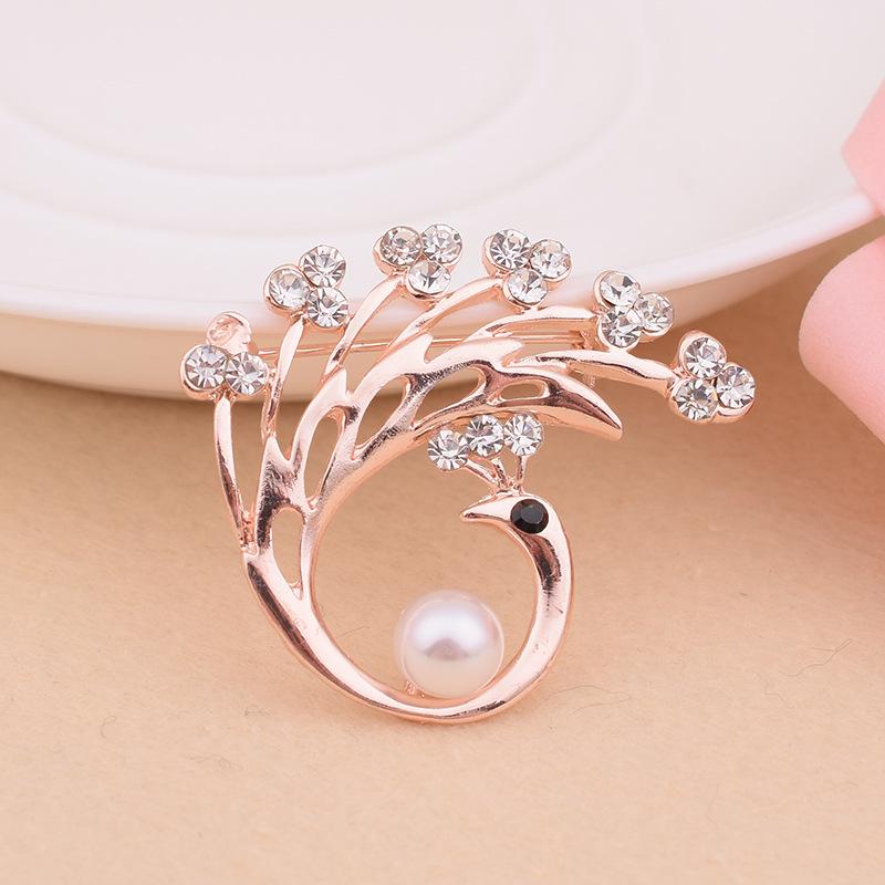Elegant Women's Pearl & Rhinestone Cartoon Brooch Scarf Buckle with Diamond-Studded Alloy Corsage