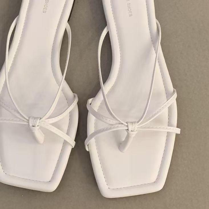 French flat-bottomed pinch flip-flop fairy shoes, female sandals 2025 new summer beach wear sandals silver slippers