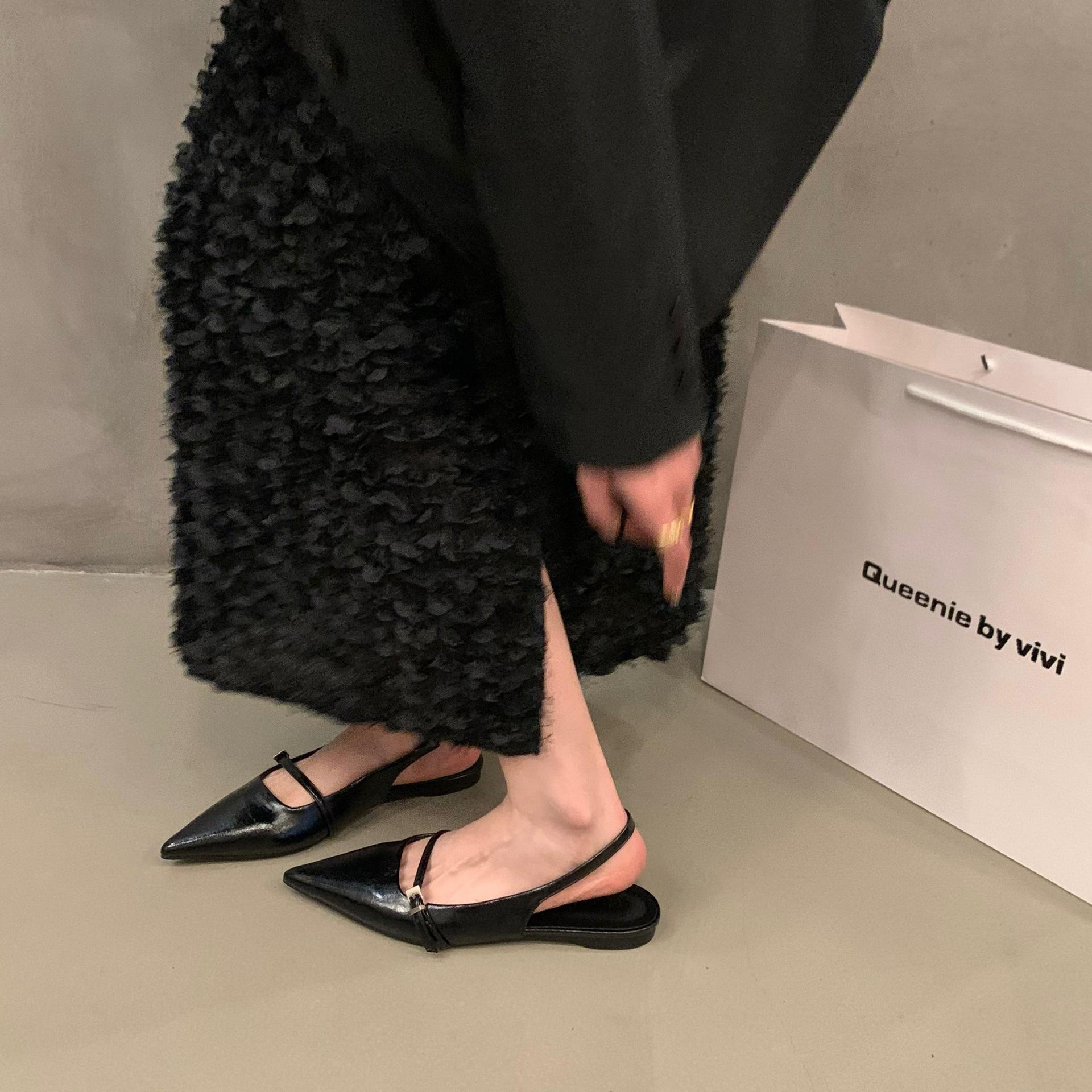 

Flat bottom versatile not tired foot bag head sandals fairy shoes new spring and summer pointed temperament niche single shoes 35 чорний