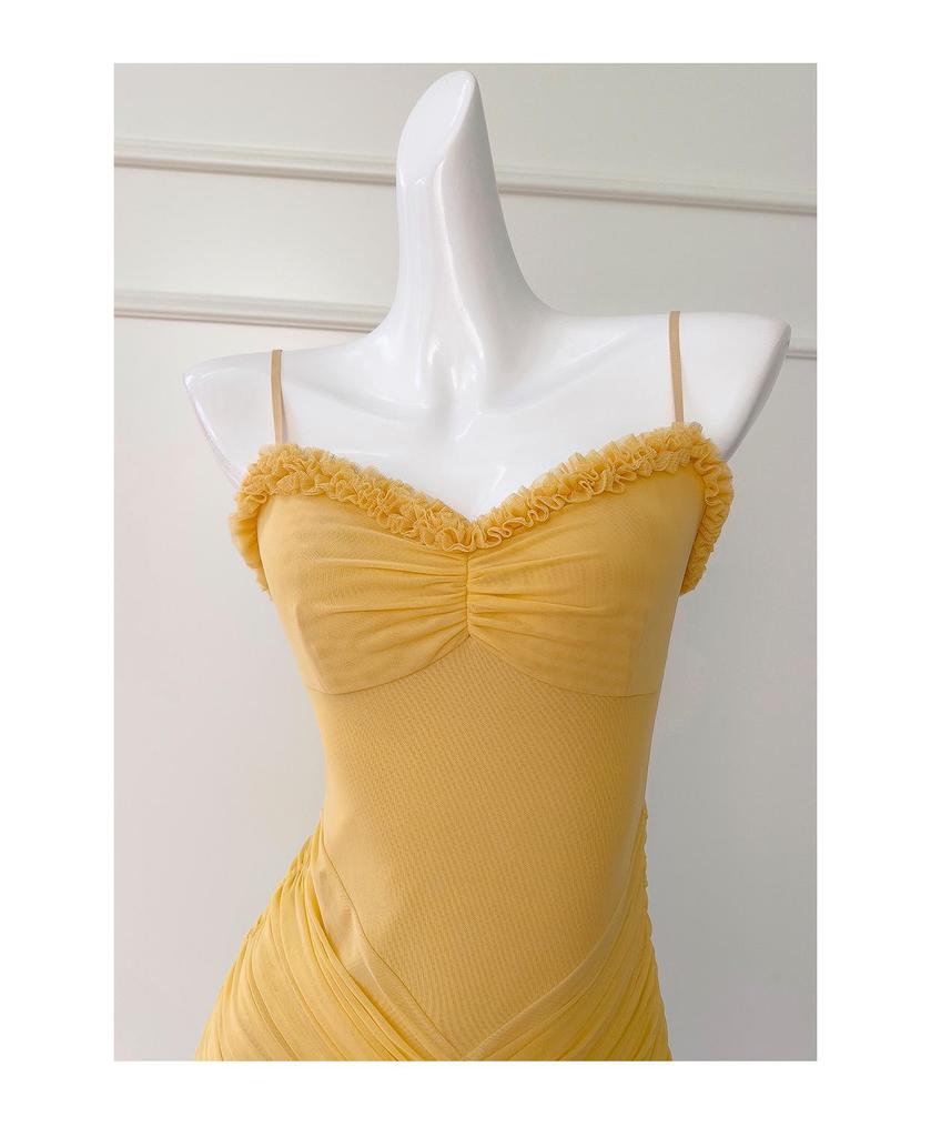 Elegantes Fischgräten-Netzkleid im französischen Stil: Eng anliegendes Abendkleid mit Trägern