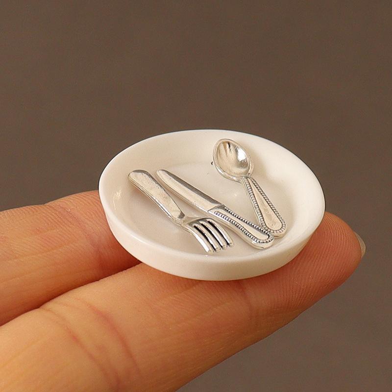 

4 шт. 1:12 кукольных тарелок, ножей, вилок, ложек, набор кукольных мини-посуды, аксессуары для кукольного домика, украшения для кухни, игрушки для игр серебряный