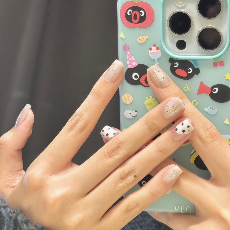 

Silver-Plated Bow Short Ladder Wearable White False Nails – High-End, Brightening, Versatile, Removable Nail Art Set S (Fits 70% of people)