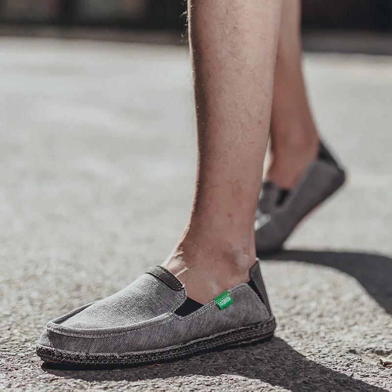The classic canvas shoes men 2024 lazy shoes canvas moccasin men slip on loafers durable casual flats