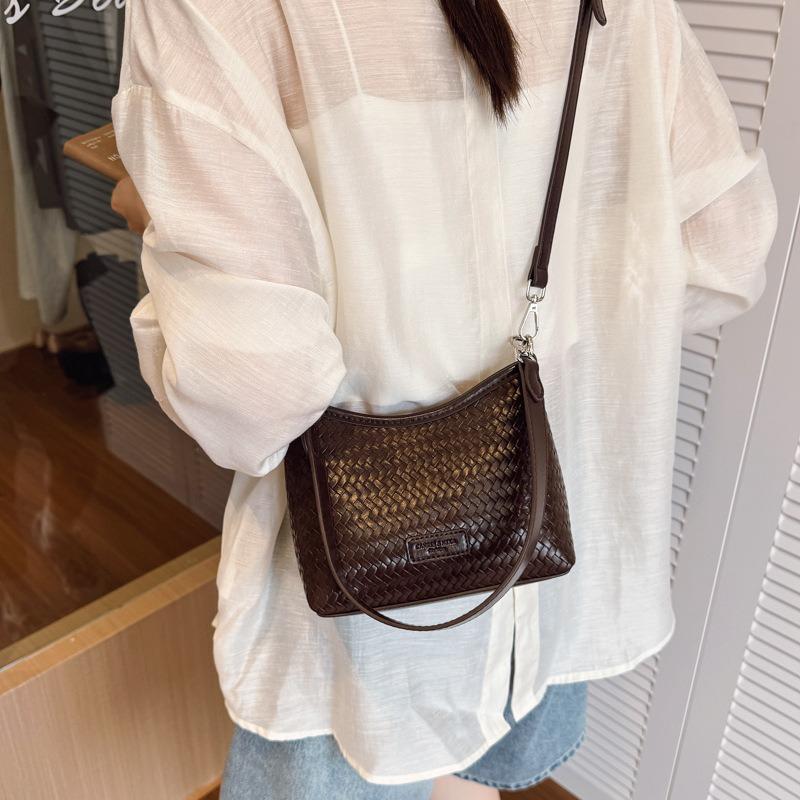 Niche woven pattern underarm bag women's new fashion shoulder messenger bag summer retro bucket bag