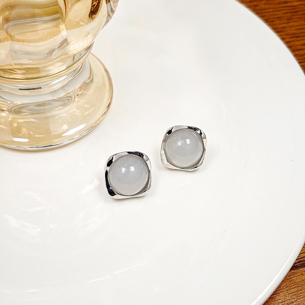 

Элегантные квадратные серьги с желеобразным цветным дизайном и минималистичным стилем белый