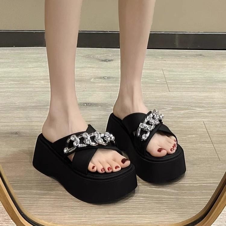 

Новые шлепанцы-цепочки со стразами 2025 года для летней женской обуви, для невысоких, чтобы увеличить рост, модные пляжные крутые шлепанцы на толстой подошве 40 чёрный