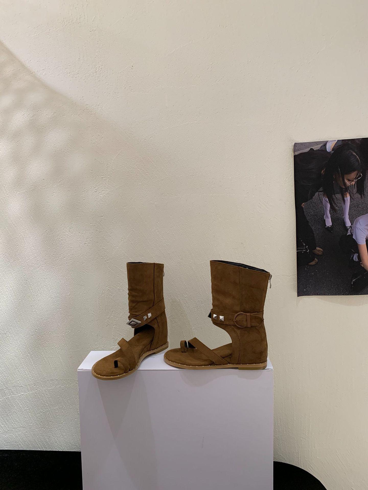 

2025 European and American new fashion inner height increase 5.5CM toe sandals slope heel Roman women s rivets casual cool boots 39 коричневый