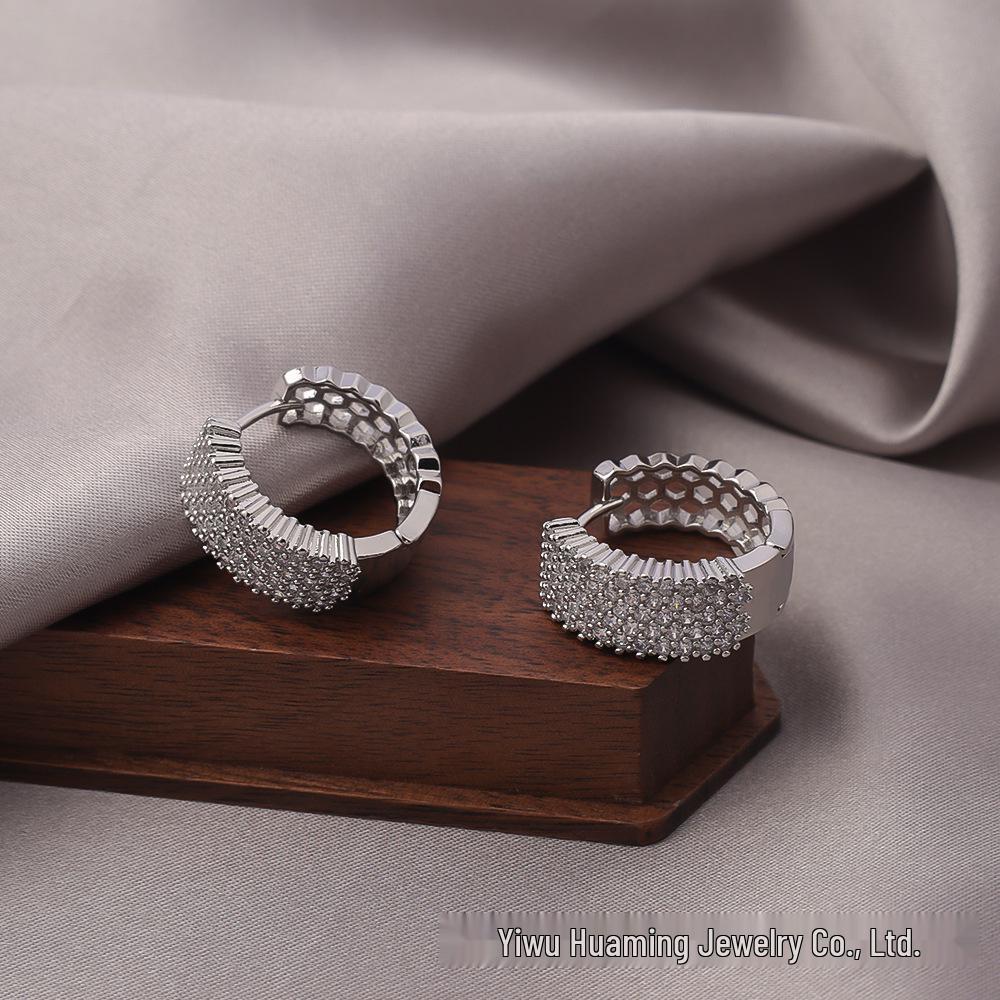 Stylish Gold Circle Ear Cuffs - Light Luxury Jewelry for Trendy Women