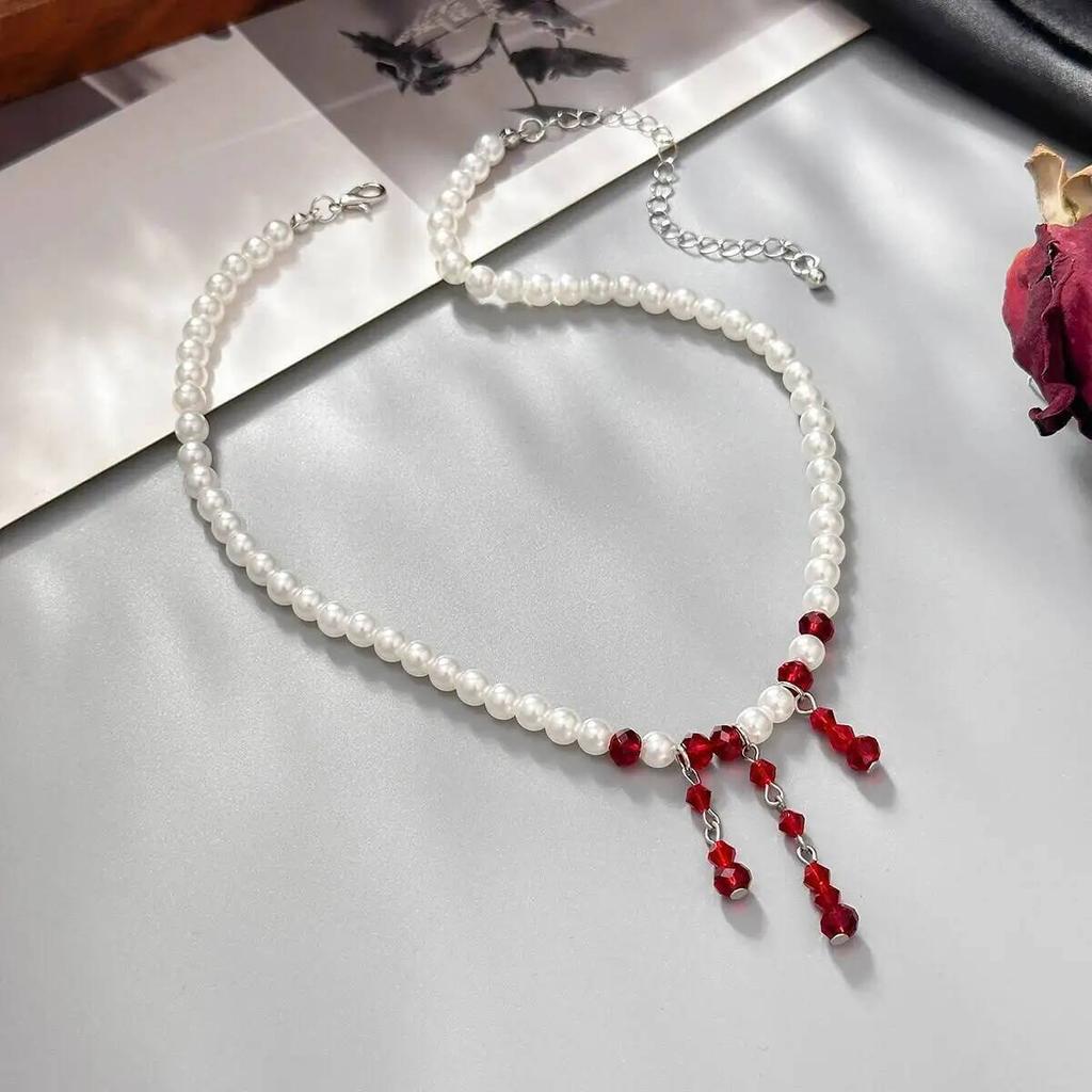 Ingemark Goth Roter Blutkristall Quastenanhänger Choker Halskette für Damen Elegante Imitationsperlenkette Halloween Schmuck Geschenk