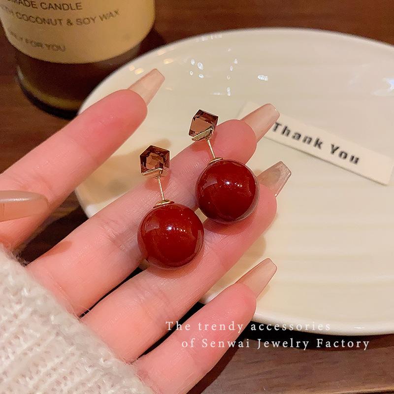 

A pair of red pearl earrings, femininity stud earrings, and New Year s festive earrings.